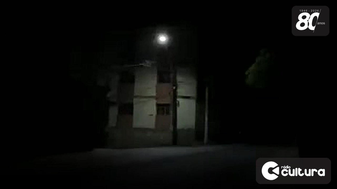 Curto-circuito em poste deixa a Rua Comandante Nélio sem luz no Jardim Floresta