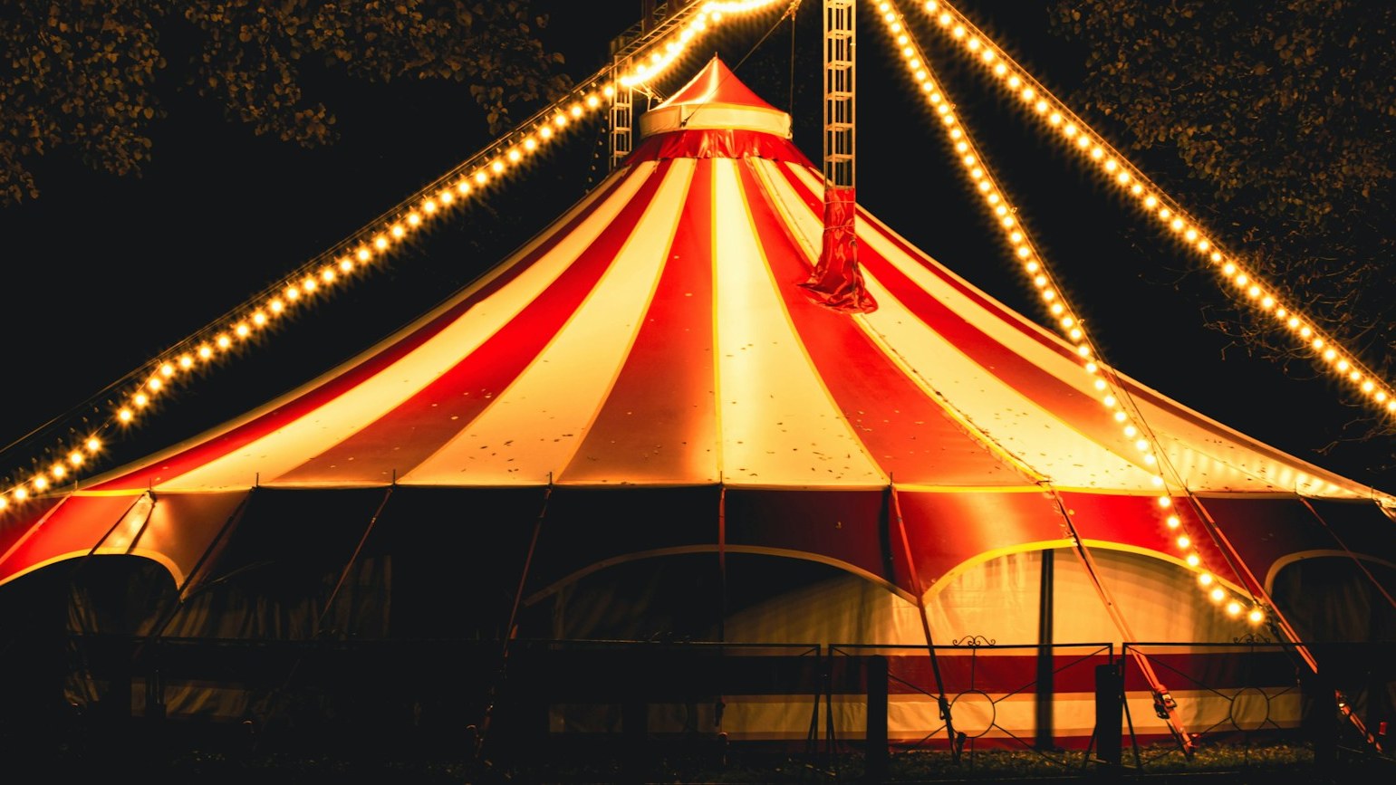 Lona de circo iluminada durante a noite