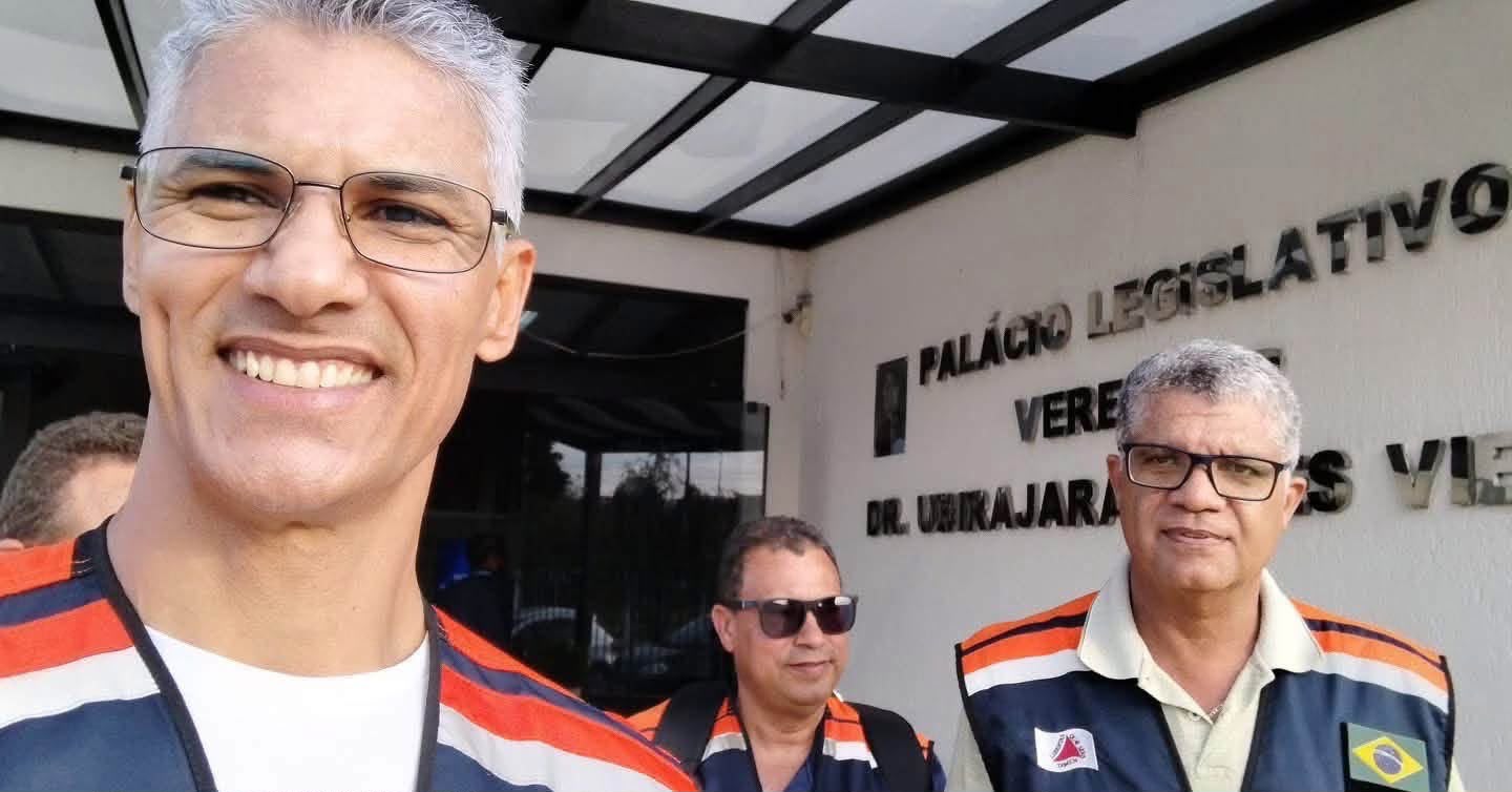 À direita, o chefe da COMPDEC de Lavras, 1º Sgt QPR PM Carlos Alberto Silva