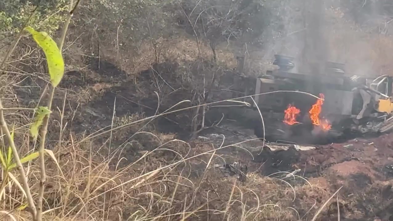 As chamas consumiram a patrola no fundo da ribanceira, às margens da MG-335.