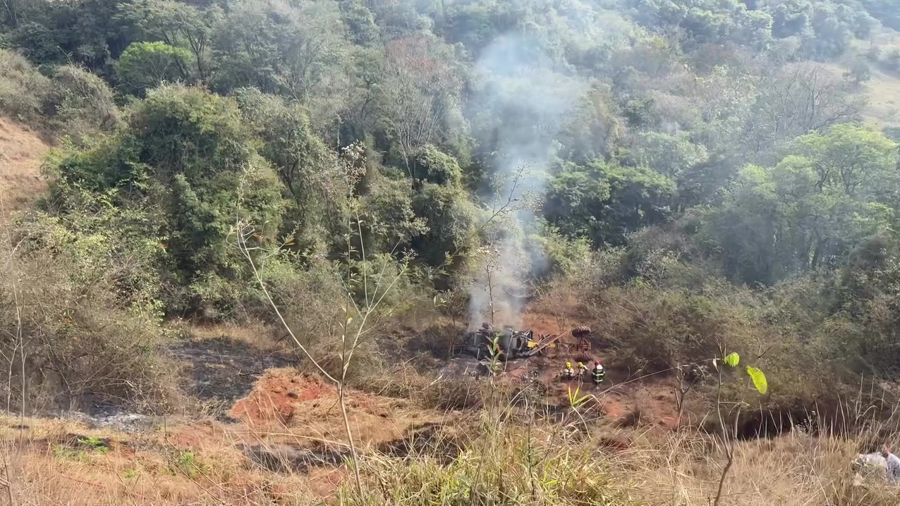 Depois de controlado o incêndio, as equipes seguiram no rescaldo para evitar uma reignição.