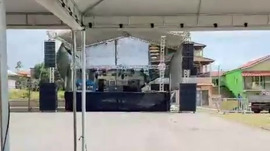 Palco montado no largo do Campo dos Dias, com caixas de som e estrutura de iluminação.