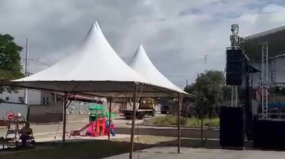 Tendas levantadas ao lado do parquinho, no bairro Campo dos Dias, em Itumirim.