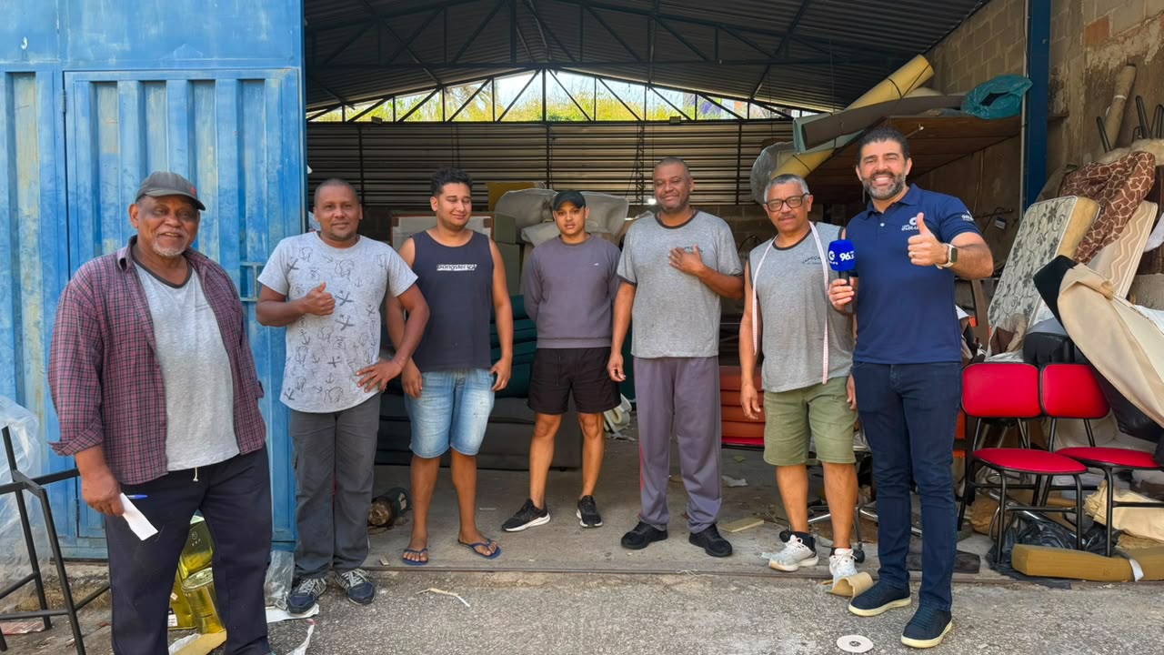 A equipe da Tapeçaria do Ismael com o repórter Frederico Mesquita, da Rádio Cultura de Lavras