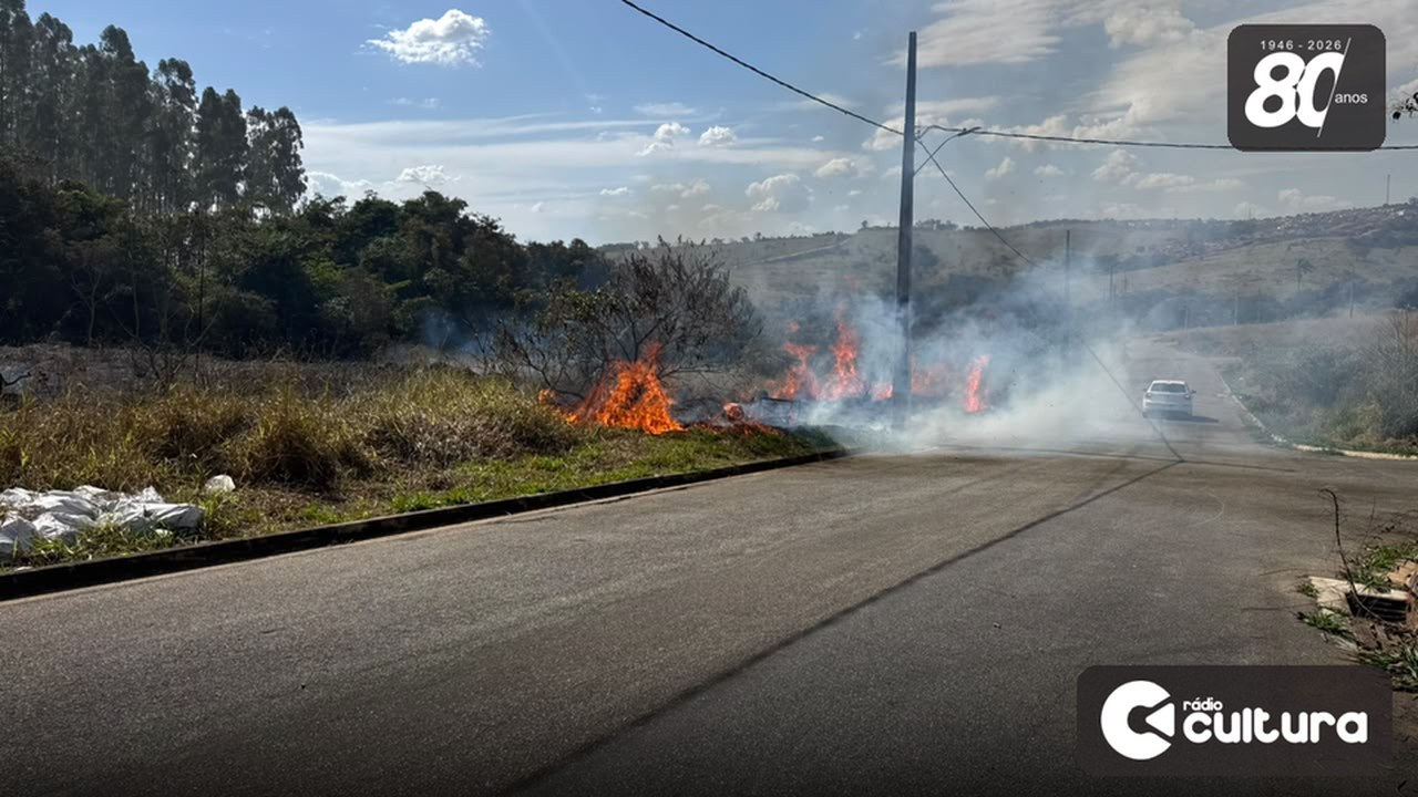 Fogo se alastra em terreno de mato no Jardim Campestre III e cobre casas de fuligem