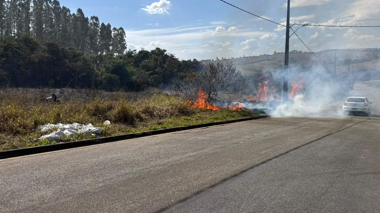 A fumaça atravessou a pista e cobriu a via no momento em que um carro passava