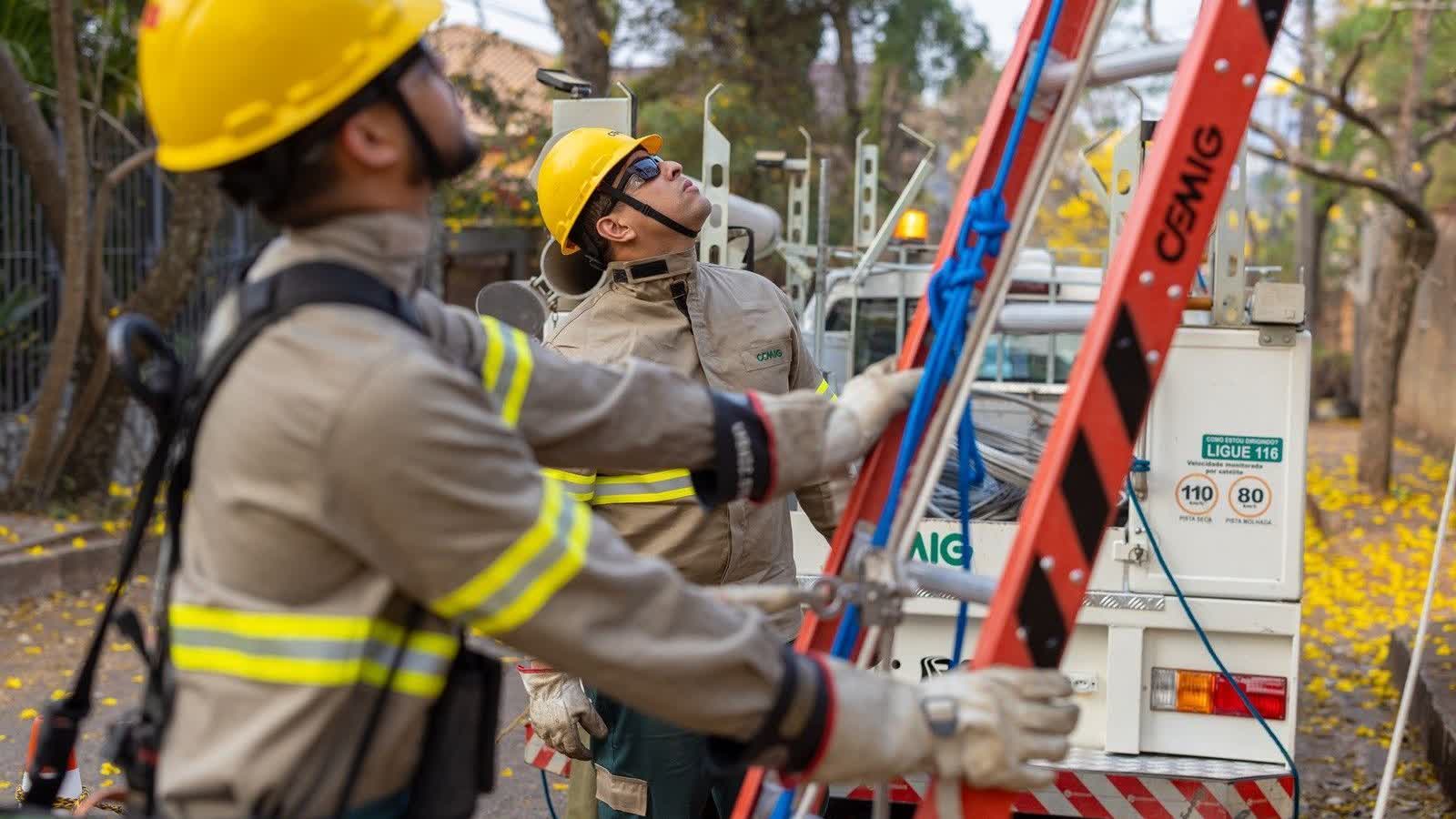 Equipes trabalham na rede de distribuição de energia elétrica. A imagem é ilustrativa e não foi feita na Travessa Guadalupe.