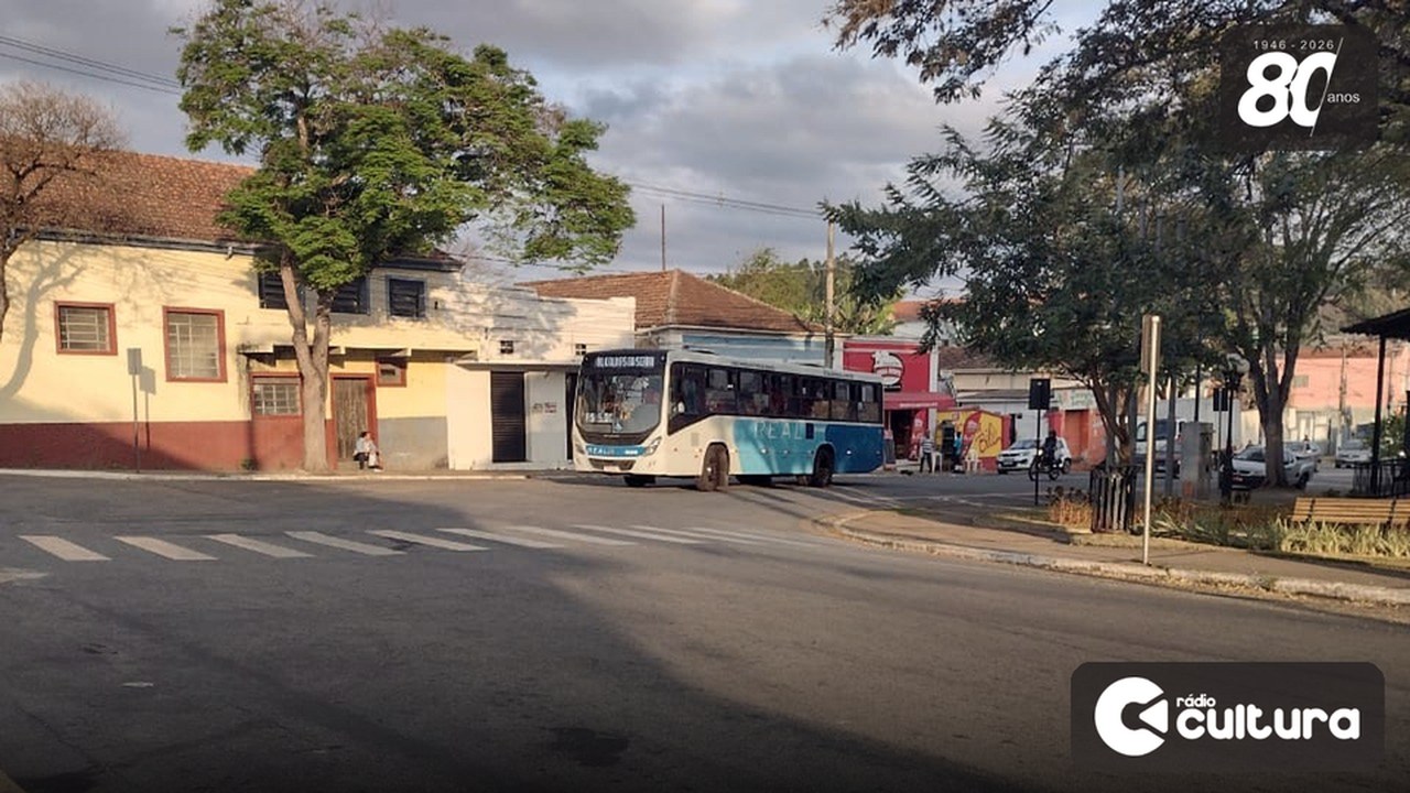 Passageiros relatam ônibus lotados passando direto por pontos em Lavras