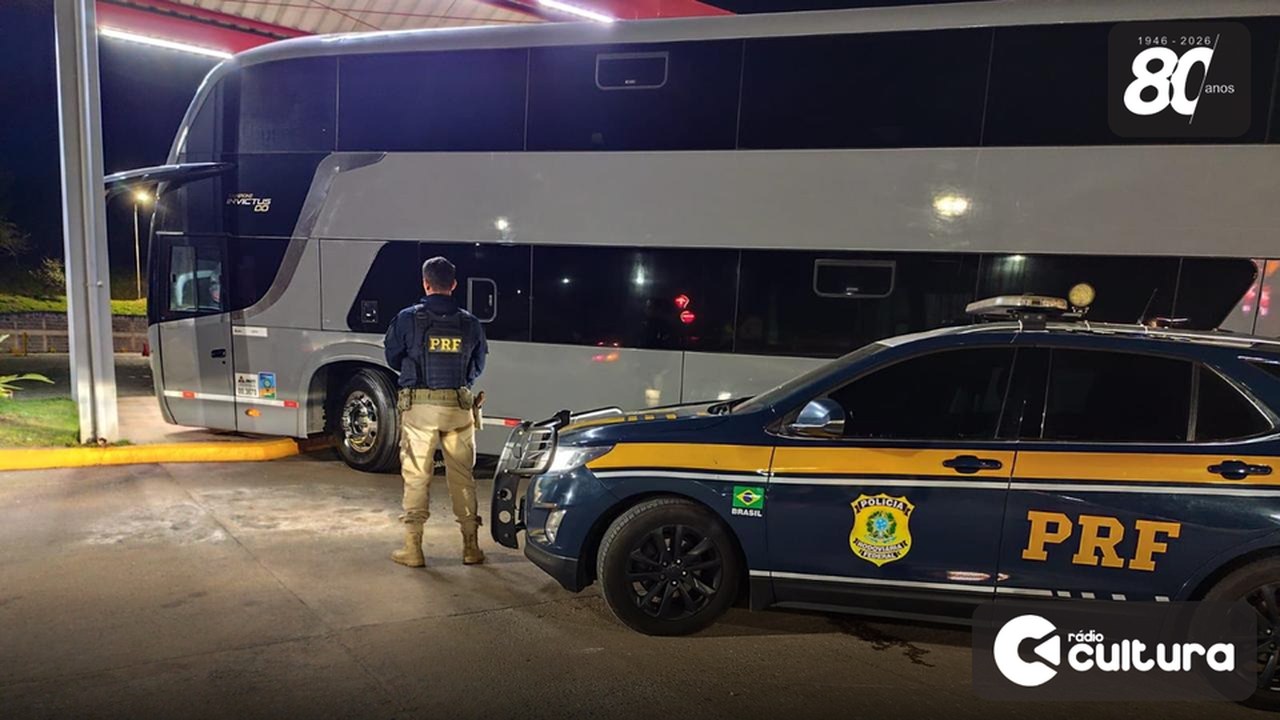 Ônibus clonado com 34 passageiros é apreendido na BR-381; homem que se dizia dono é levado à delegacia em Lavras