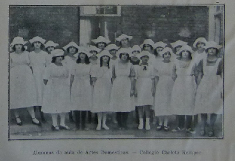 Alunas da aula de Artes Domésticas do Colégio Carlota Kemper, em fotografia publicada na revista O Agricultor em 1925