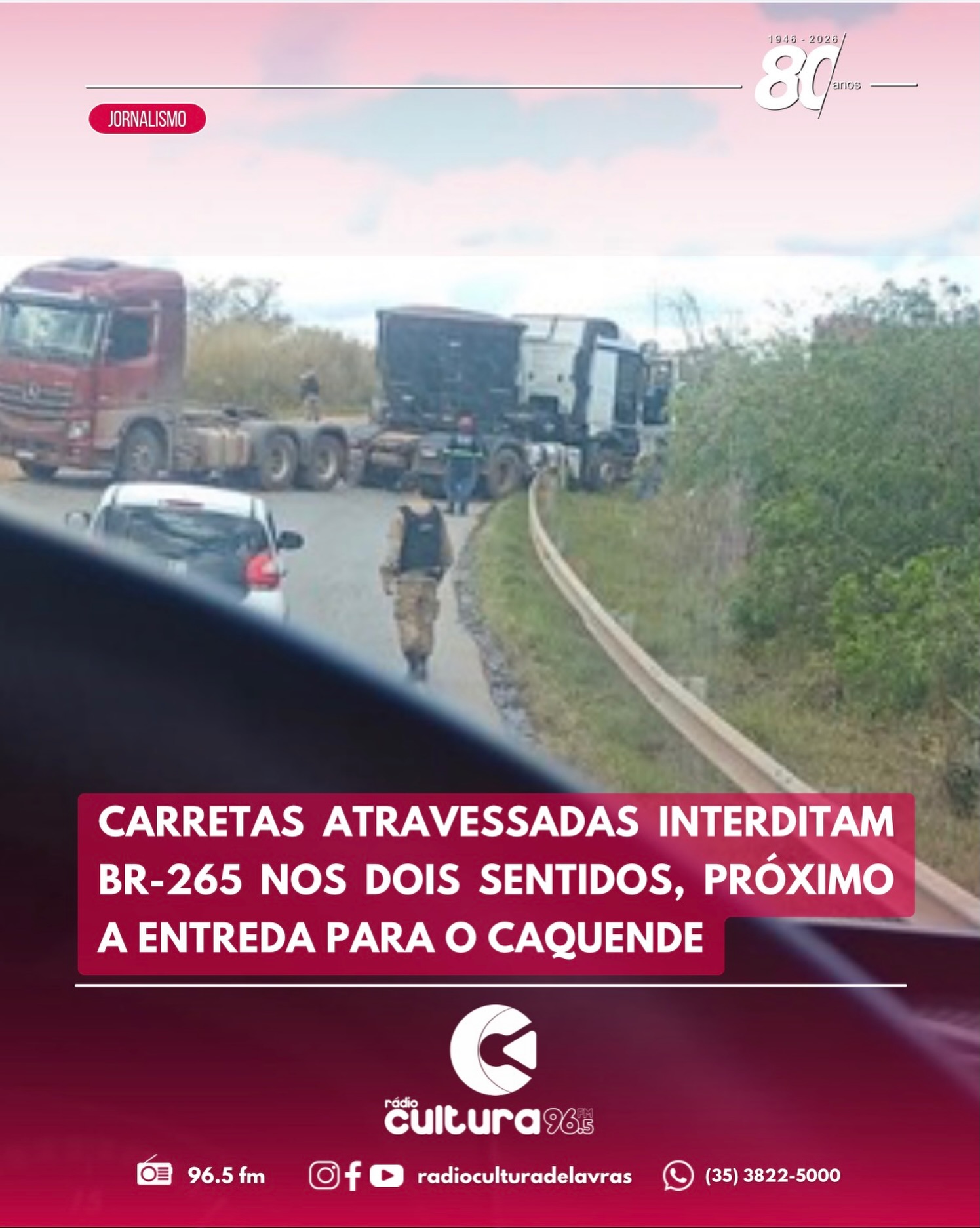 Duas carretas atravessadas interditam a BR-265 perto de São Sebastião da Vitória