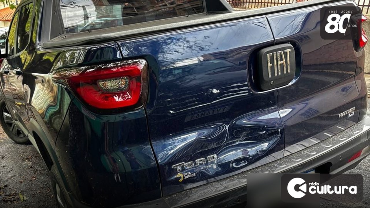 Motorista bate em caminhonete parada em frente ao LTC e foge sem se identificar