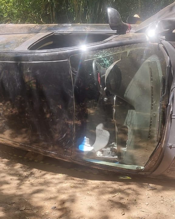 Carro capotado às margens da Estrada da Ponte Alta, em Lavras