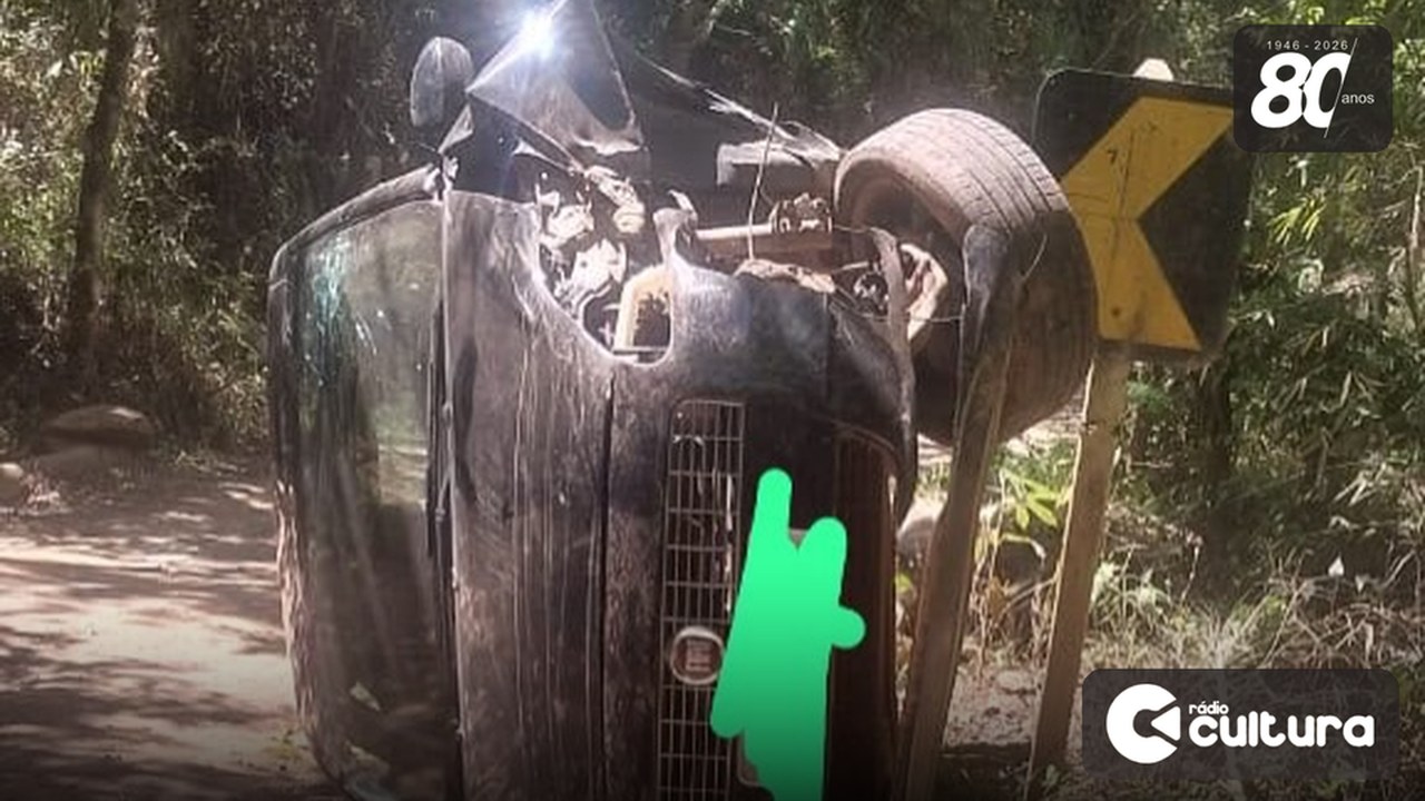 Carro capota na Estrada da Ponte Alta, em Lavras, e fica horas sem ser retirado