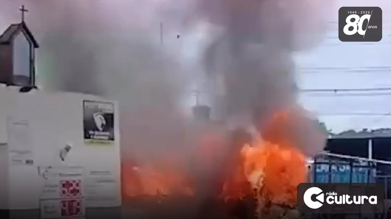 Kombi pega fogo logo depois de abastecer em posto de Nepomuceno