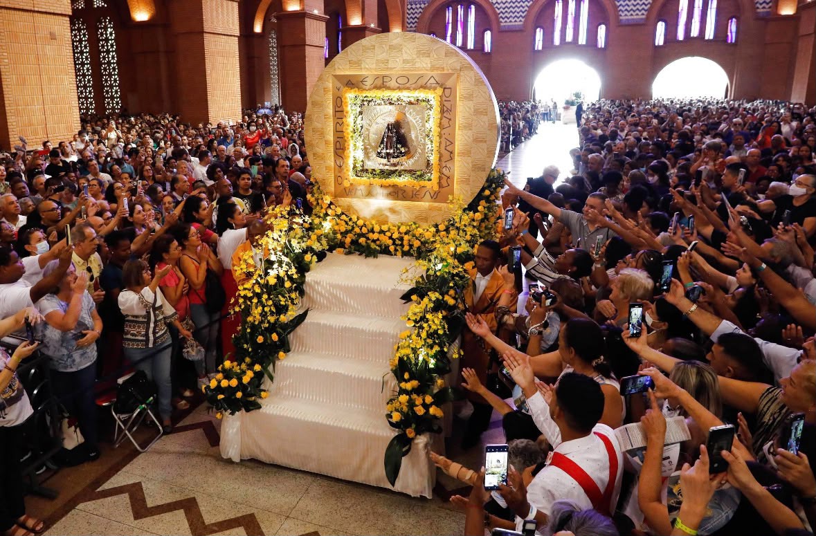 Fiéis diante do nicho da imagem de Nossa Senhora Aparecida, no Santuário Nacional. Foto: Reprodução