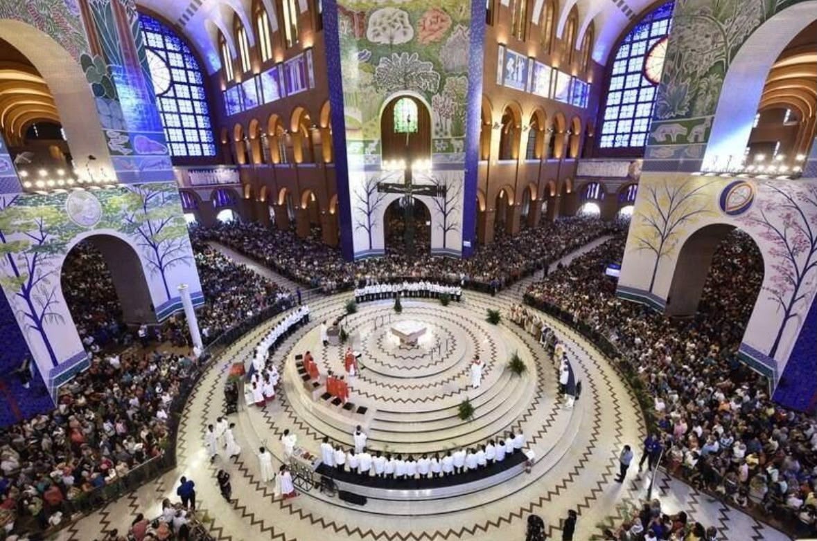 Celebração na nave central do Santuário Nacional, em Aparecida (SP). Foto: Reprodução
