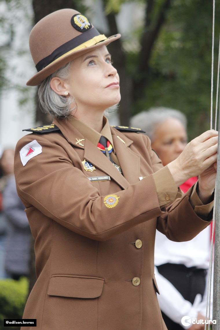 A Coronel Daisy Ferrarezi, comandante da 6ª Região da Polícia Militar, durante o hasteamento das bandeiras