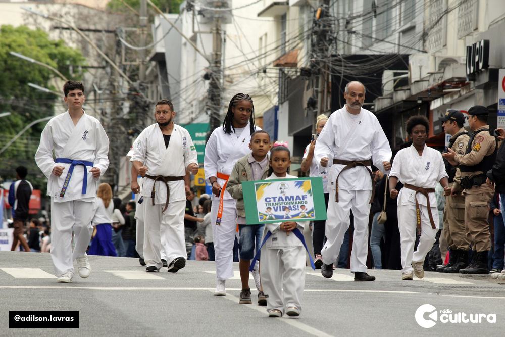 Ato cívico e desfile de 7 de Setembro no centro de Lavras
