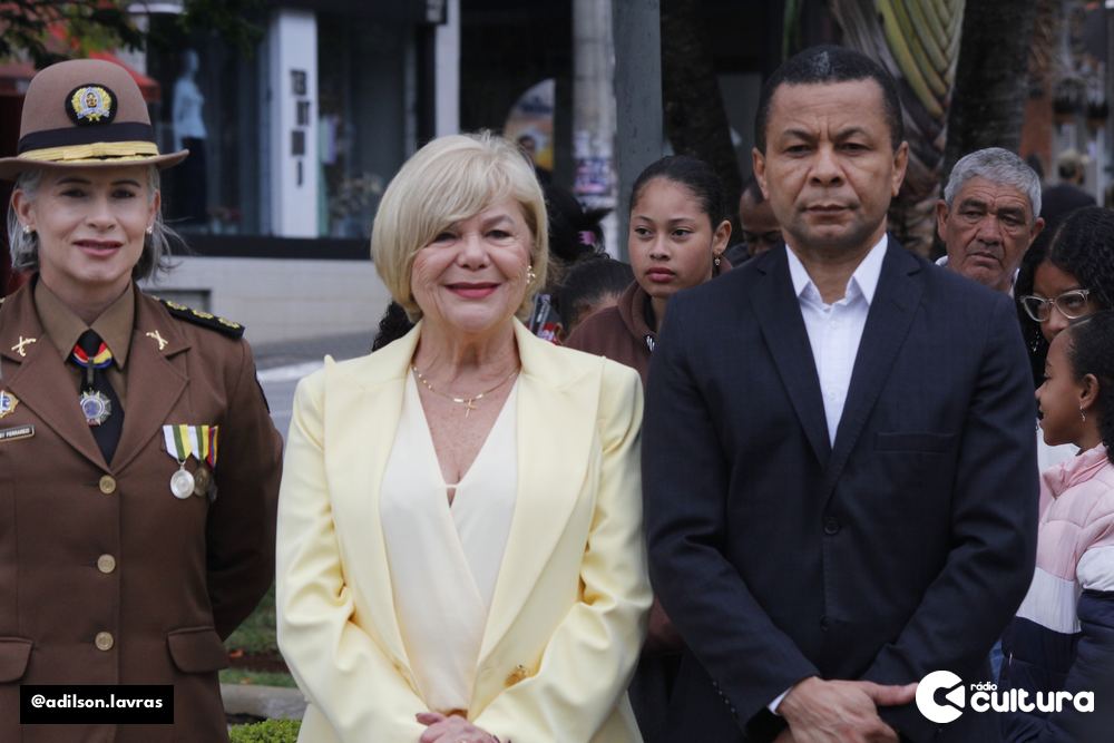 A prefeita Jussara Menicucci, a Coronel Daisy Ferrarezi e o presidente da Câmara Municipal de Lavras, Bira Rocha, no ato cívico