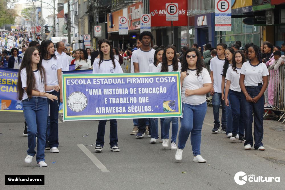 Público acompanha o desfile de 7 de Setembro no centro de Lavras