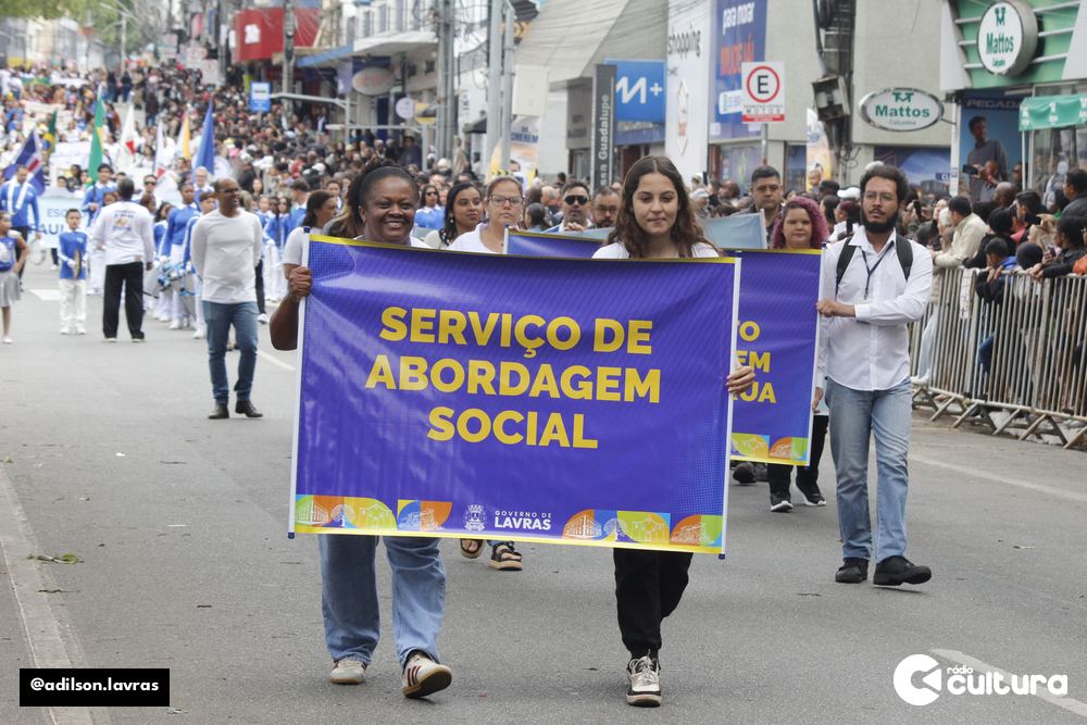Público acompanha o desfile de 7 de Setembro no centro de Lavras