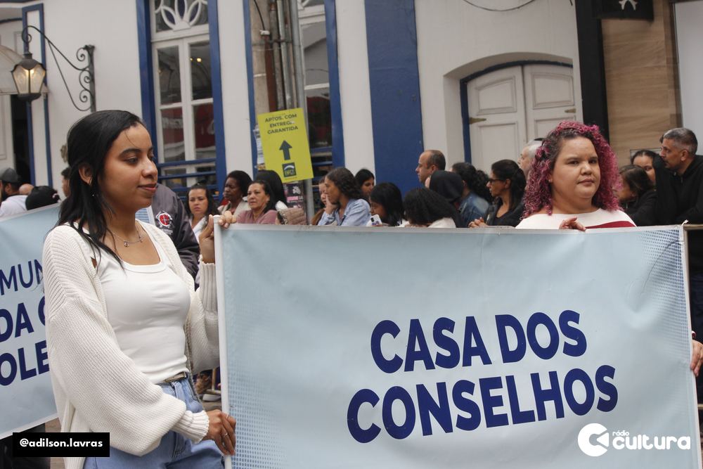 Público acompanha o desfile de 7 de Setembro no centro de Lavras