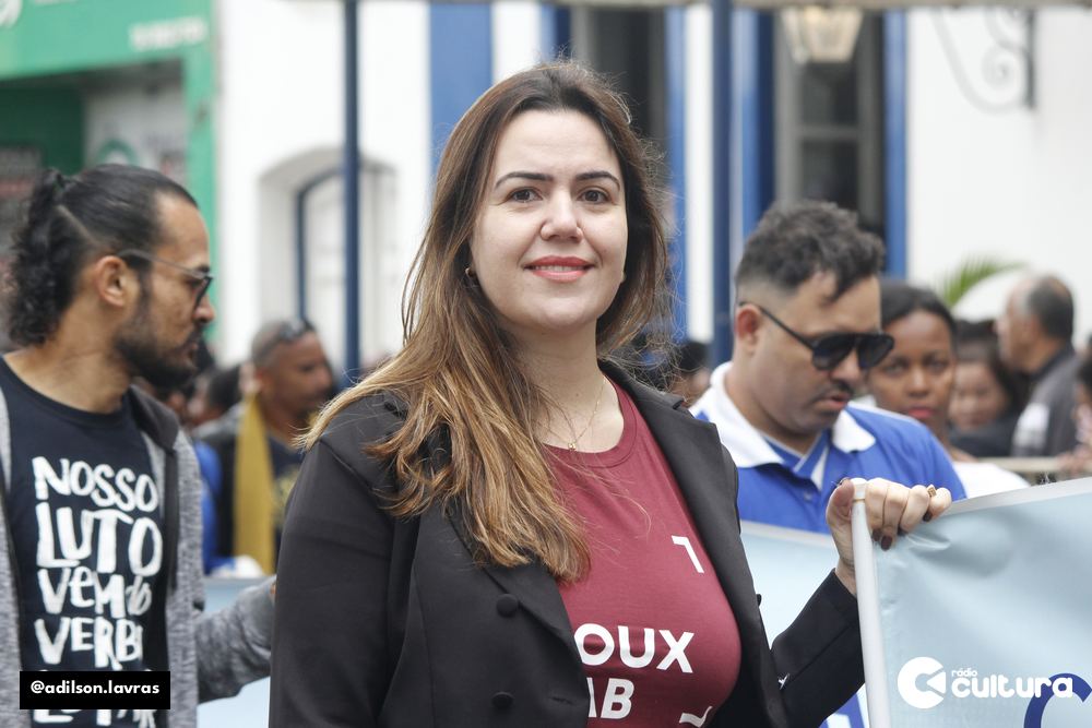 Público acompanha o desfile de 7 de Setembro no centro de Lavras