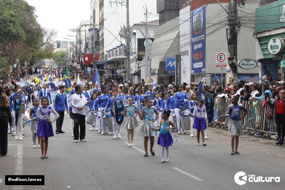 Público acompanha o desfile de 7 de Setembro no centro de Lavras