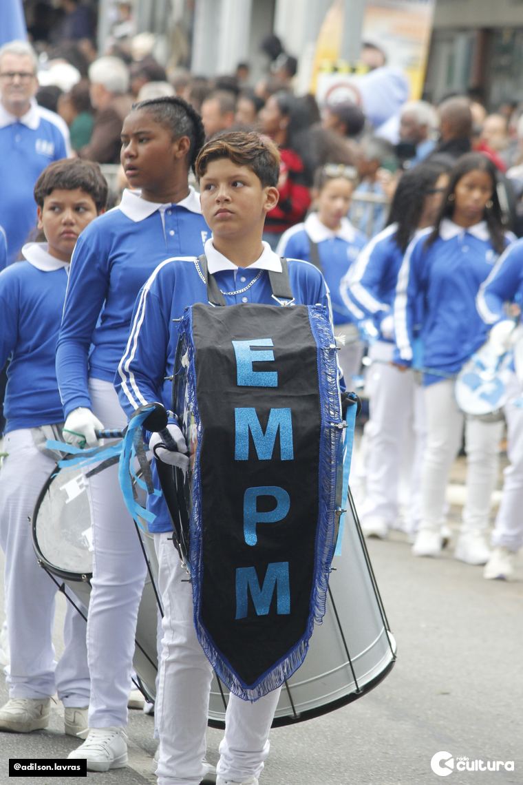 Público acompanha o desfile de 7 de Setembro no centro de Lavras
