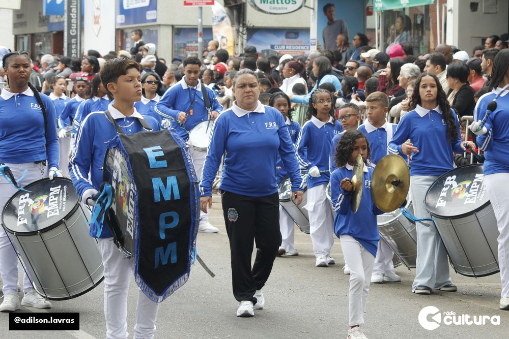 Público acompanha o desfile de 7 de Setembro no centro de Lavras