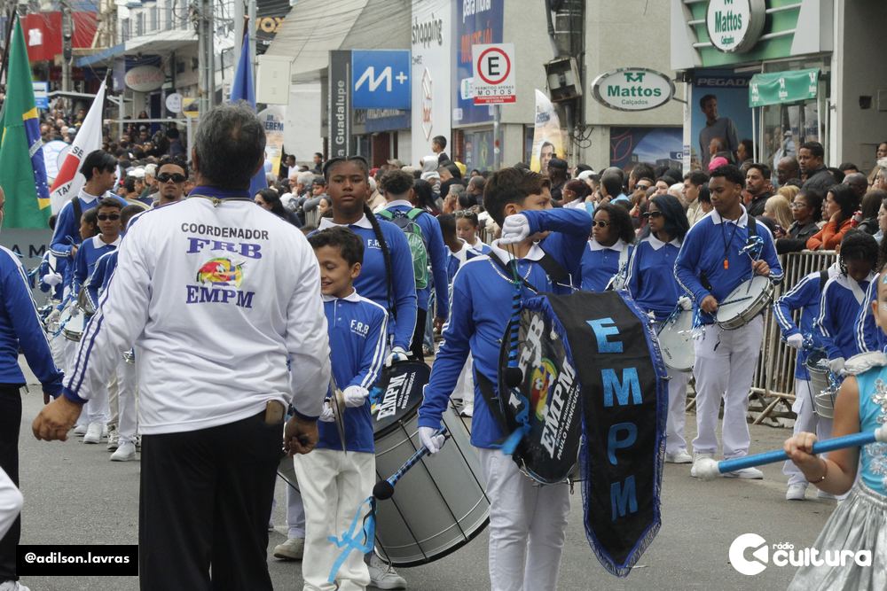 Público acompanha o desfile de 7 de Setembro no centro de Lavras