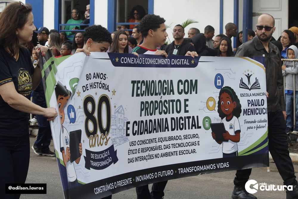 Público acompanha o desfile de 7 de Setembro no centro de Lavras
