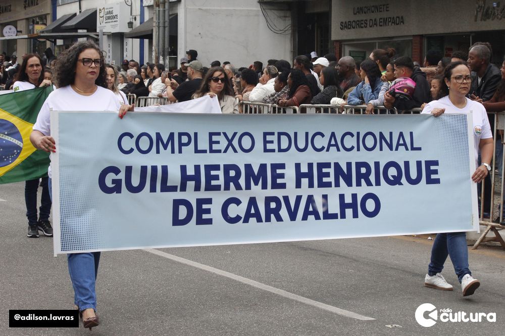 Público acompanha o desfile de 7 de Setembro no centro de Lavras