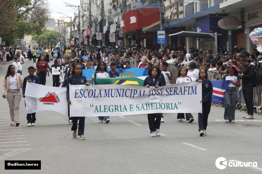 Público acompanha o desfile de 7 de Setembro no centro de Lavras