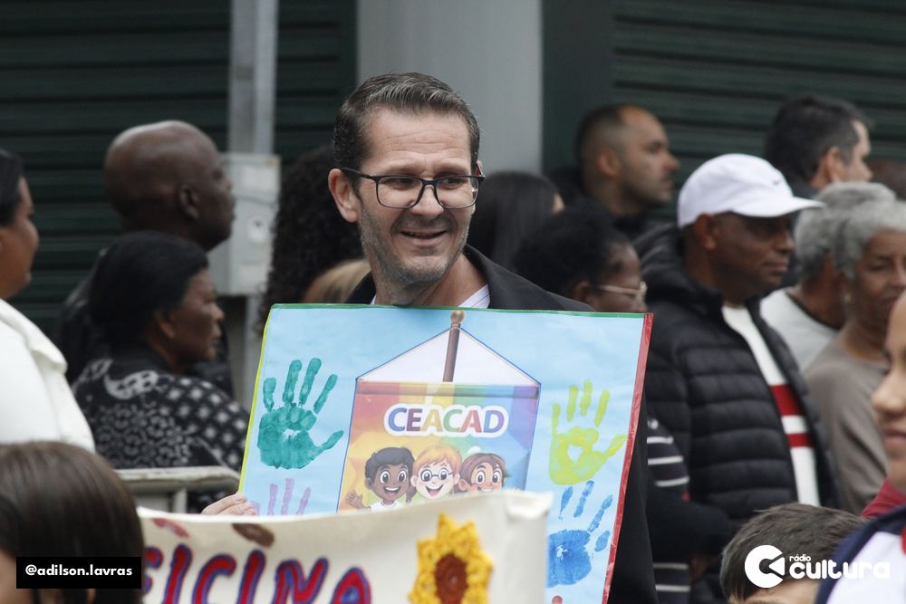 Público acompanha o desfile de 7 de Setembro no centro de Lavras