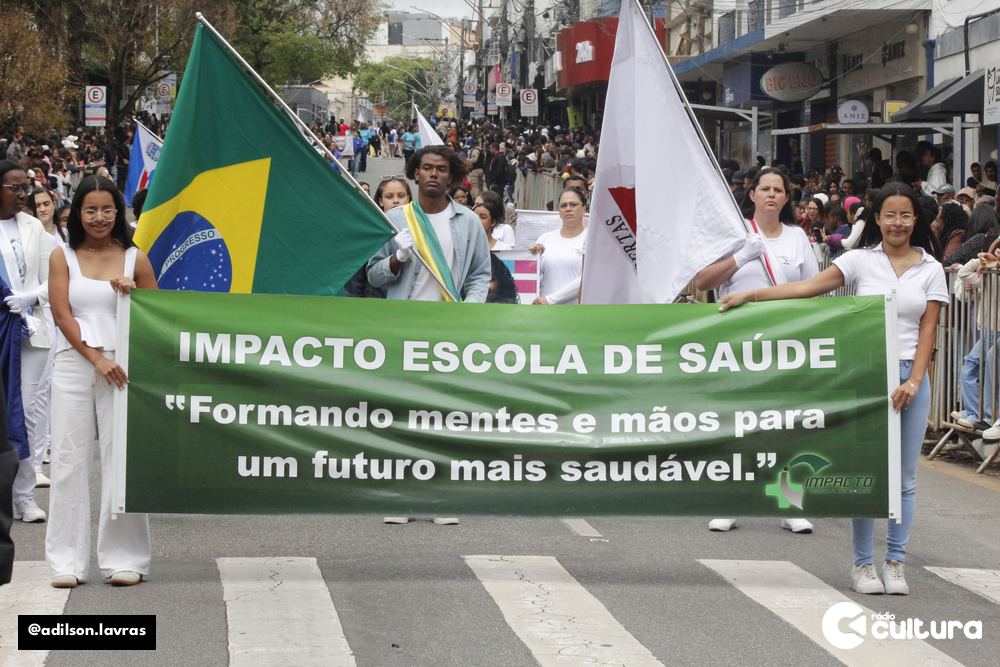 Público acompanha o desfile de 7 de Setembro no centro de Lavras