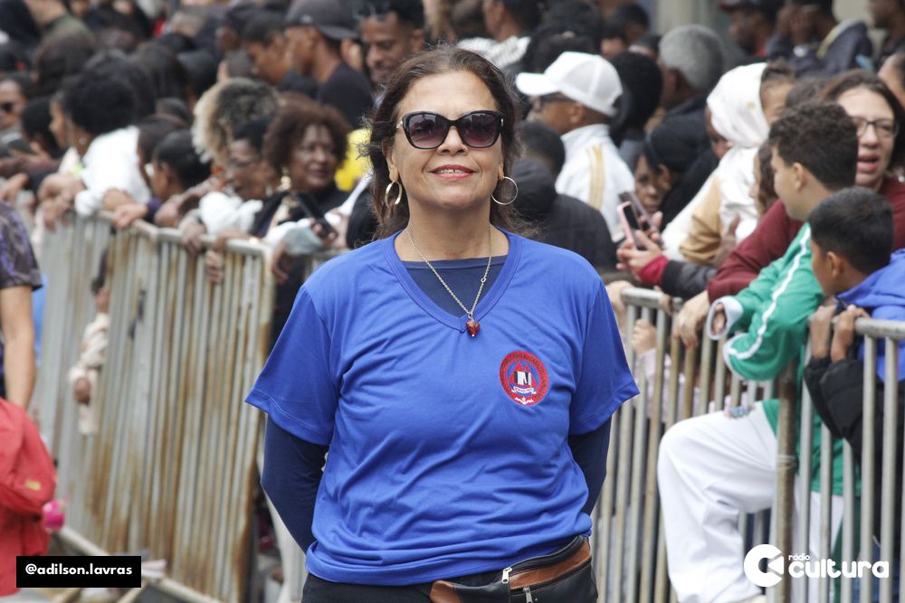 Público acompanha o desfile de 7 de Setembro no centro de Lavras