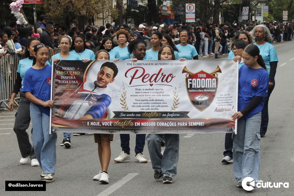 Público acompanha o desfile de 7 de Setembro no centro de Lavras