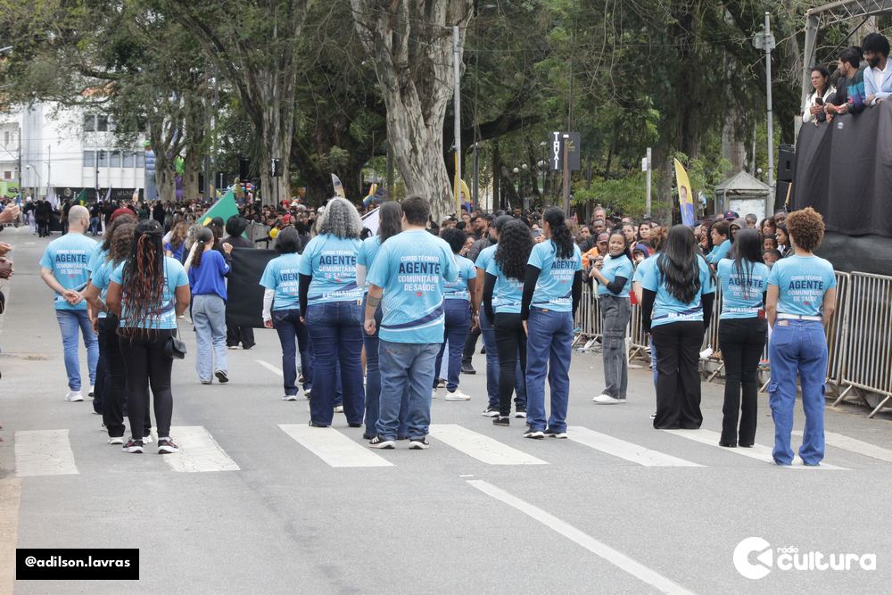 Público acompanha o desfile de 7 de Setembro no centro de Lavras