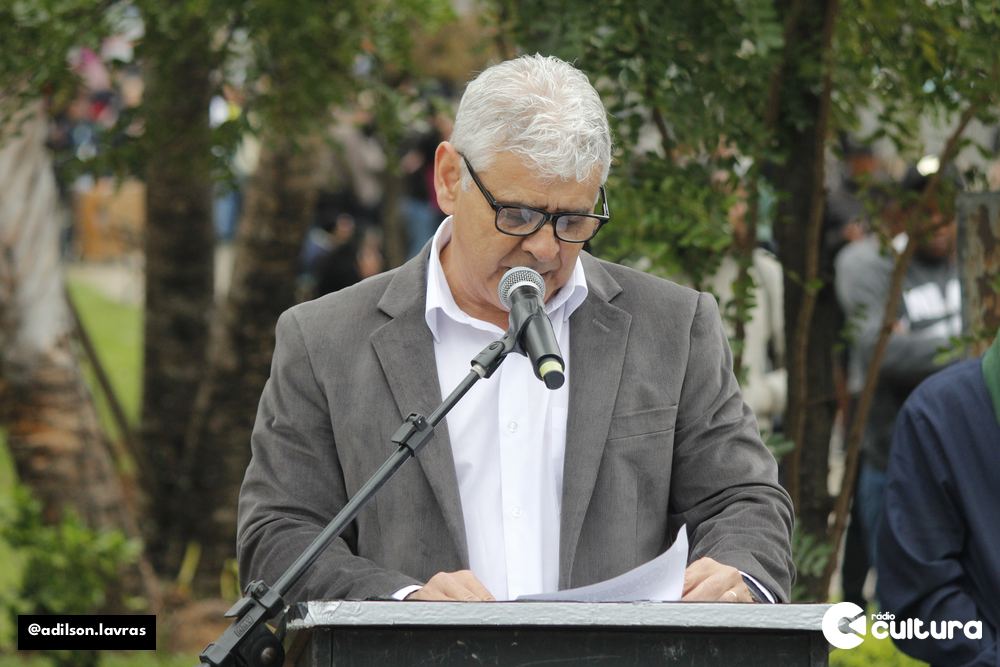 O apresentador e locutor Luciano de Paula conduz o ato cívico do Dia da Independência