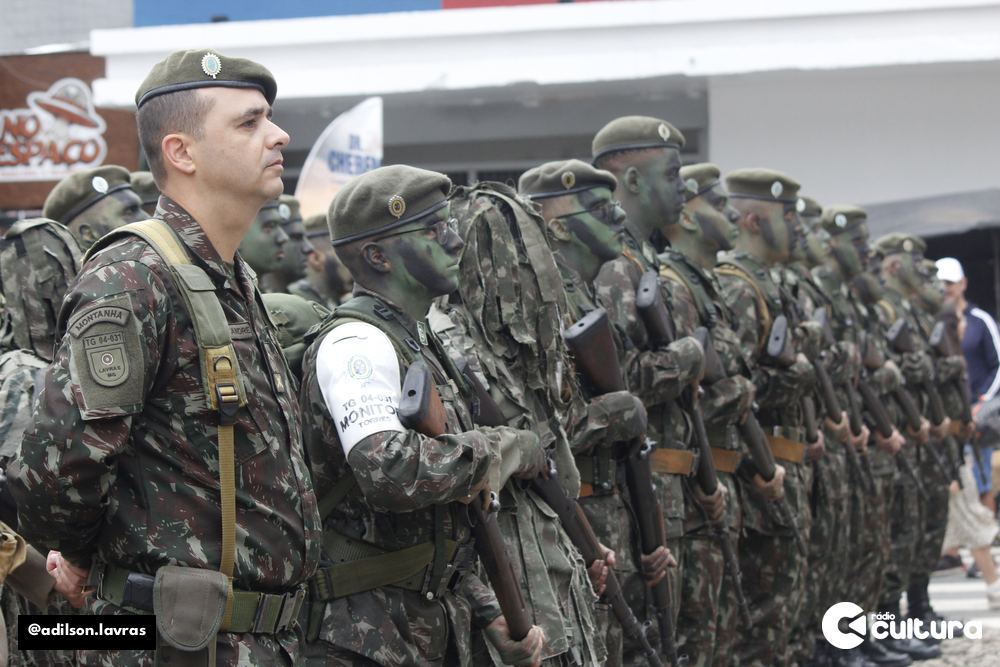 Público acompanha o desfile de 7 de Setembro no centro de Lavras