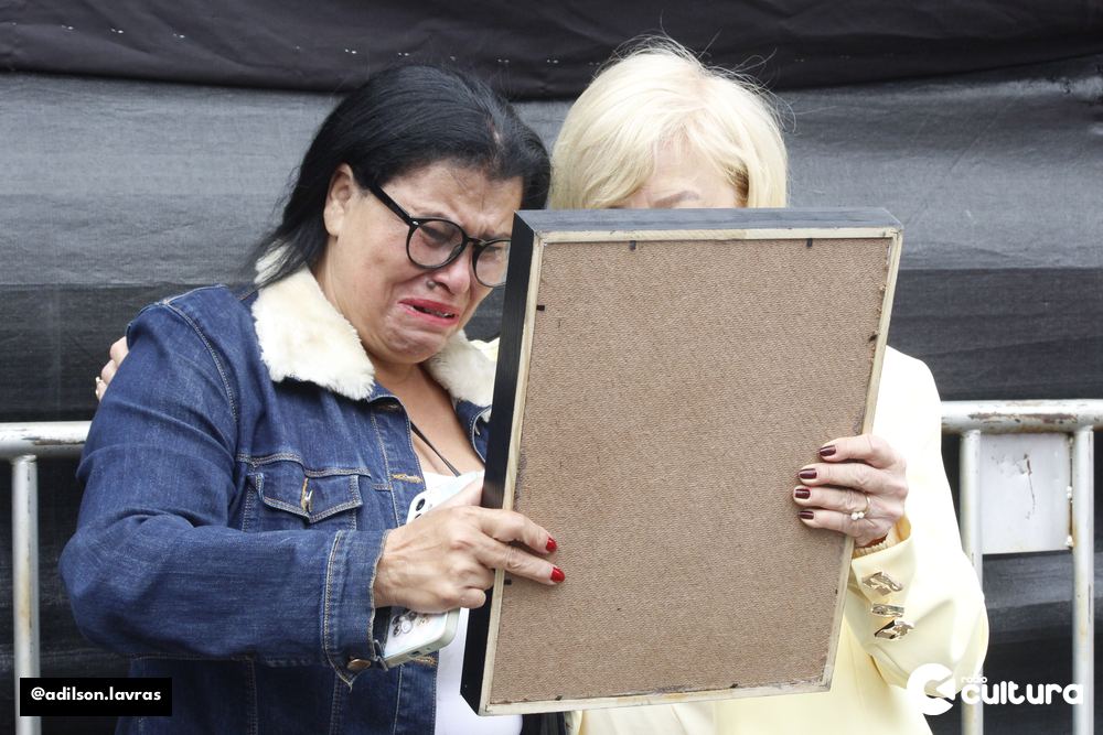 A mãe de Pedro Henrique recebe a homenagem das mãos da prefeita Jussara Menicucci