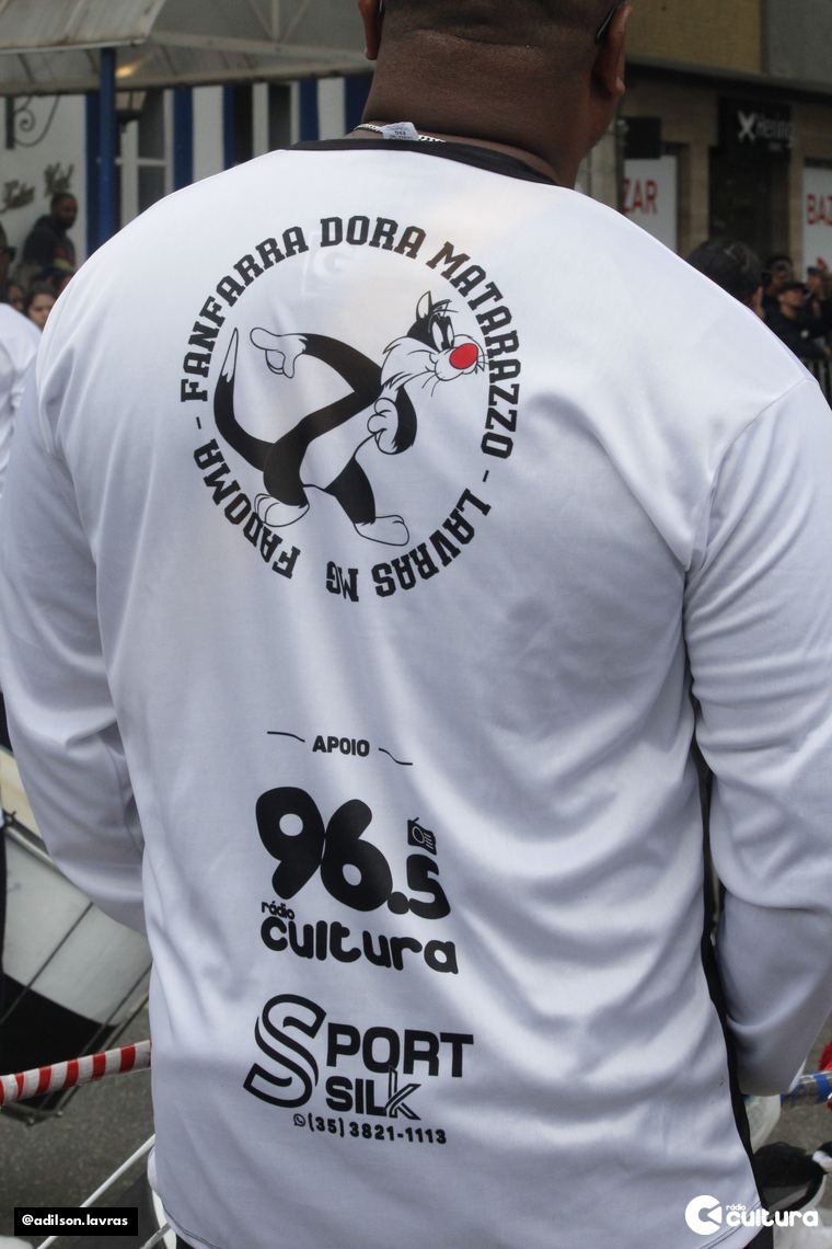 A camisa da Fadoma traz o brasão da fanfarra e o apoio da Rádio Cultura 96.5