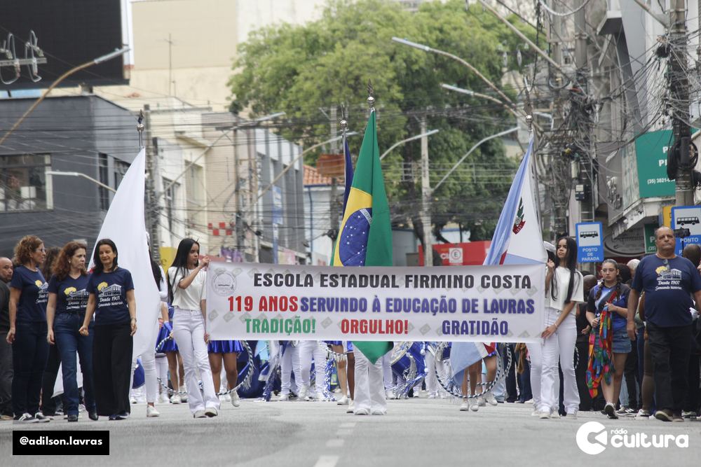 Escolas, entidades e forças de segurança no desfile de 7 de Setembro em Lavras