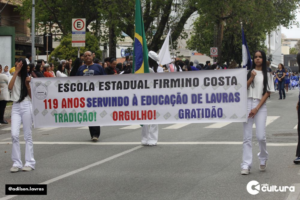 Escolas, entidades e forças de segurança no desfile de 7 de Setembro em Lavras