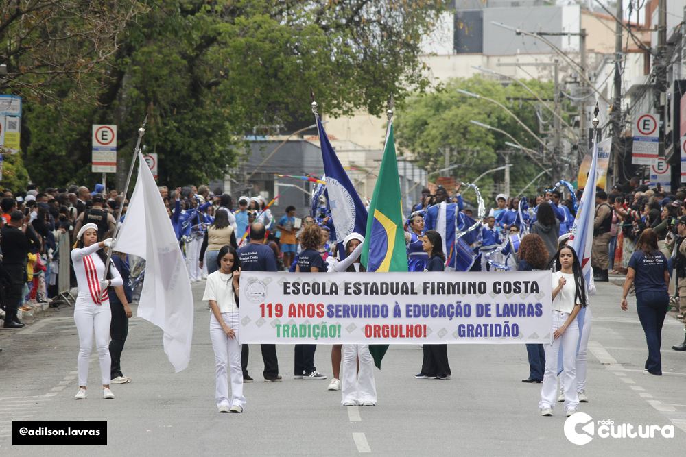 Escolas, entidades e forças de segurança no desfile de 7 de Setembro em Lavras