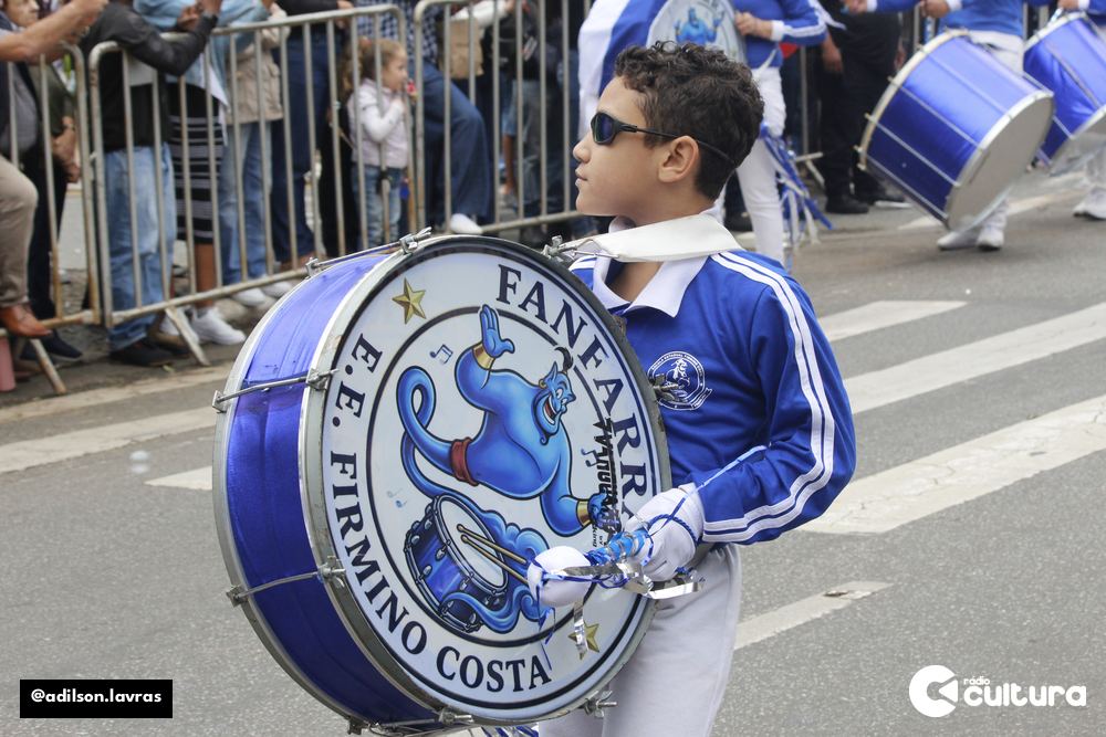 Escolas, entidades e forças de segurança no desfile de 7 de Setembro em Lavras