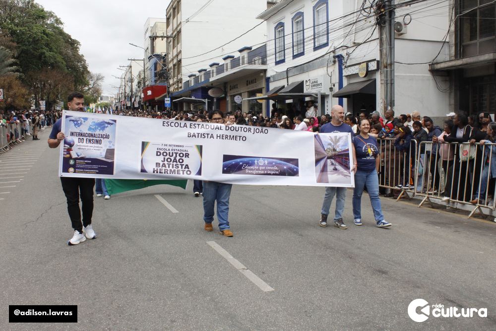 Escolas, entidades e forças de segurança no desfile de 7 de Setembro em Lavras