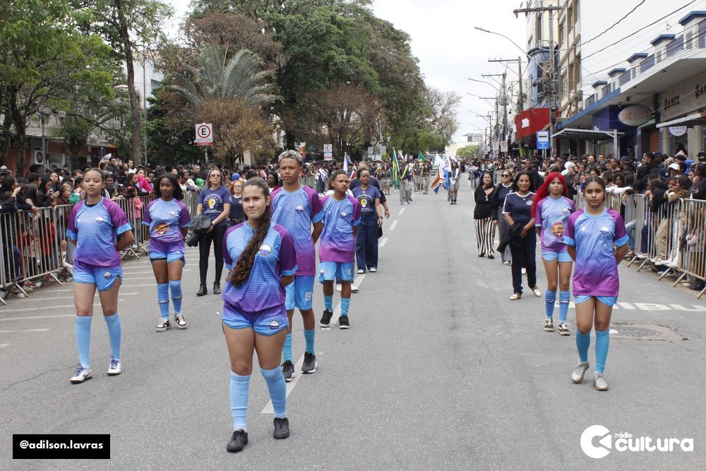 Escolas, entidades e forças de segurança no desfile de 7 de Setembro em Lavras